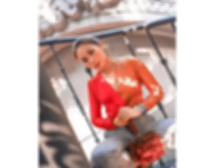 Outfit merah Ayla Dimitri