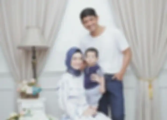 Arya Saloka bersama istri dan anaknya
