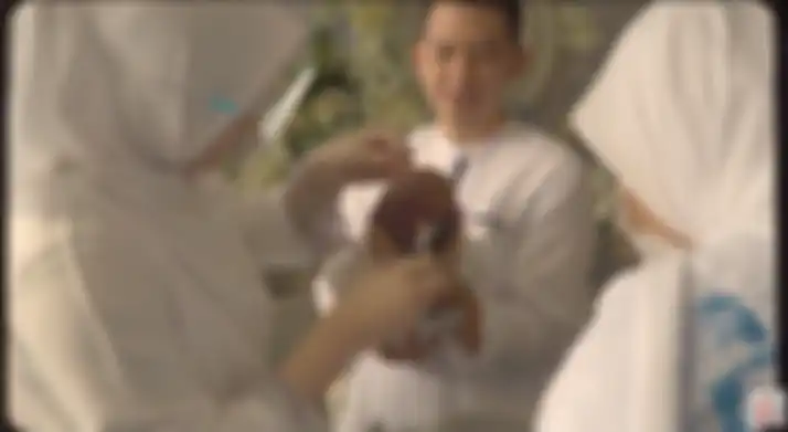 Momen akikah sekaligus cukur rambut putra pertama Citra Kirana dan Rezky Aditya