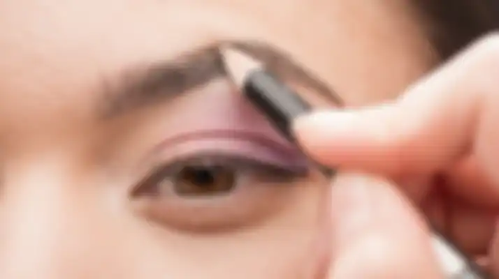 memakai eyeliner untuk alis
