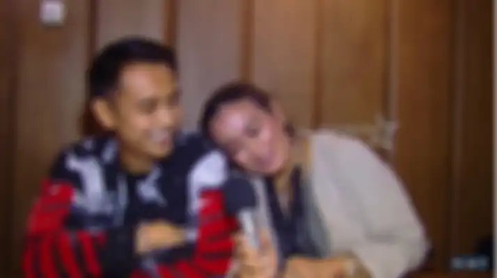 Ajun Perwira dan Jennifer Jill manja-manjaan usai bertengkar.