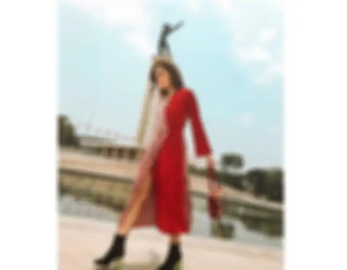 Outfit merah Ayla Dimitri