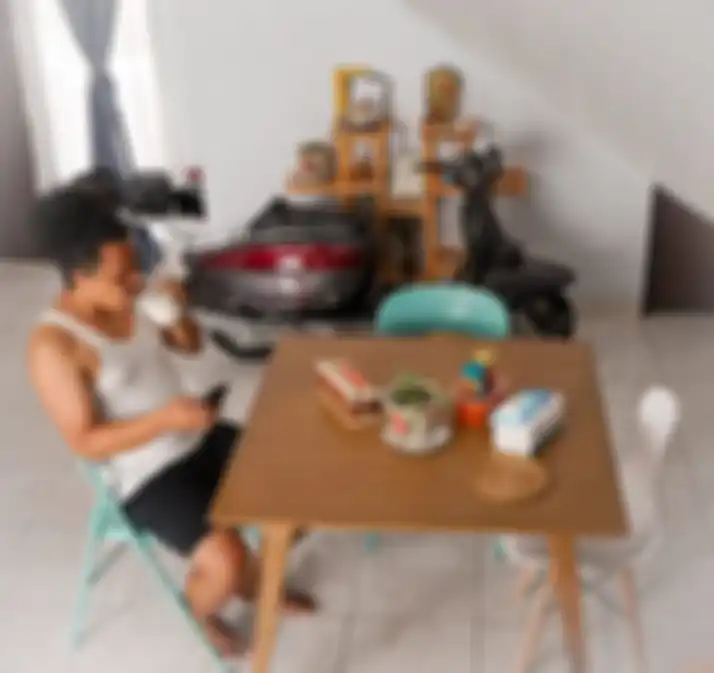 Ruang makan sekaligus tempat bersantai di kos-kosan Arie Kriting dan Indah Permatasari