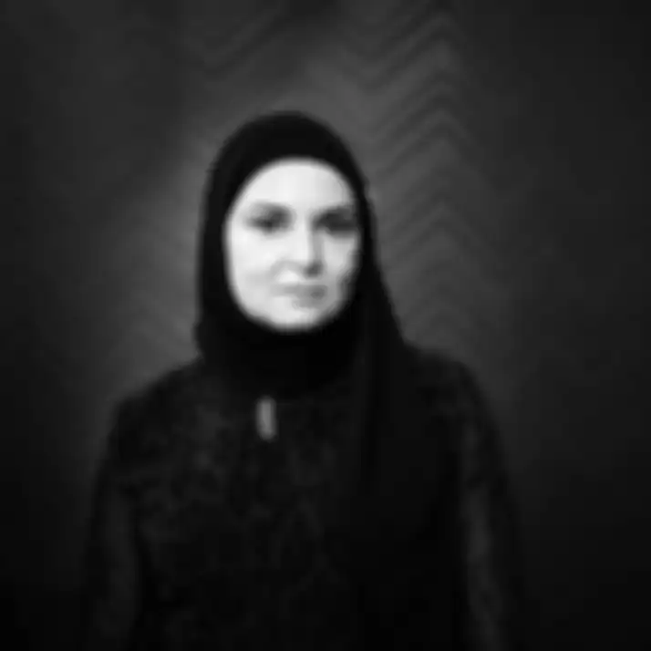 Dalam foto yang beredar, Sinead OConnor terlihat melepas hijab usai sang anak bunuh diri. Dia memakamkan anaknya secara Hindu.