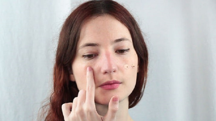 mengaplikasikan moisturizer