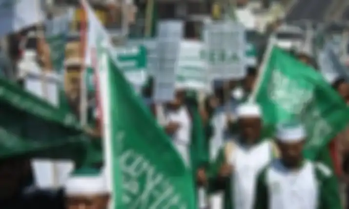 Pendiri Khilafatul Muslimin yang pamer kekuatan di jalanan itu pernah terlibat dalam kasus pengeboman Candi Borobudur. Ini foto tampangnya. 