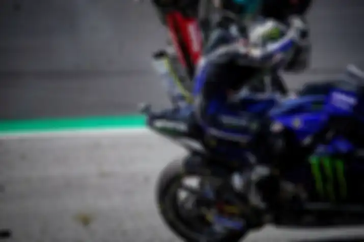 Maverick Vinales terhindar dari terjangan motor MotoGP Johann Zarco yang terbang akibat insiden tabrakan dengan Franco Morbidelli di MotoGP Austria 2020, (16/8/2020)