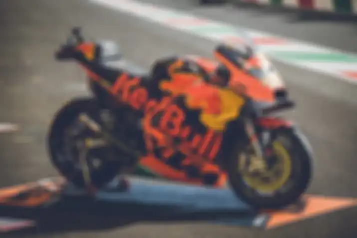 Inilah tampang motor MotoGP KTM RC16 versi 2019 yang dijual. Buat yang minat siapkan dana 288 ribu Euro belum termasuk pajak atau setara Rp 5 Miliar. Ada 2 unit motor MotoGP KTM RC16 2019 yang dijual