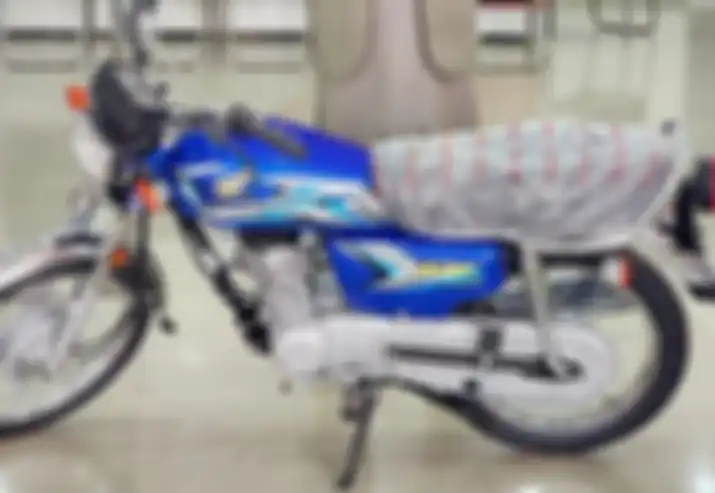 Motor baru Honda CG125 2025 yang berada di dealer, joknya dibungkus plastik.
