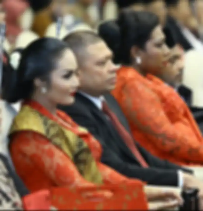 Foto Raul Lemos mendampingi KD di gedung DPR menuai komentar. Rupanya lebih dari separuh gaji KD sebagai anggota DPR harus kembali ke rakyat.