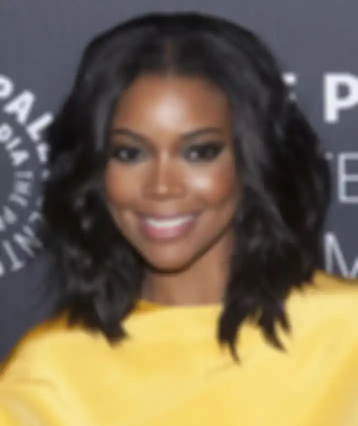 Gaya rambut Shoulder-Length Loose Waves cocok untuk wajah lonjong