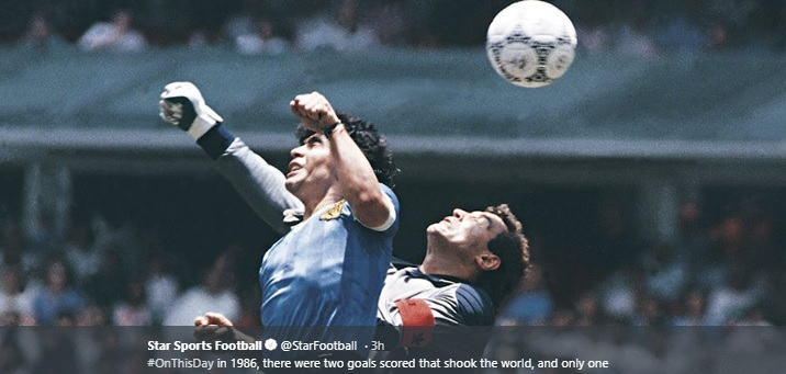 Diego Maradona berduel dengan kiper timnas Inggris, Peter Shilton pada gelaran Piala Dunia 1986 di Stadion Azteca, Meksiko