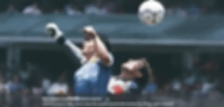 Diego Maradona berduel dengan kiper timnas Inggris, Peter Shilton pada gelaran Piala Dunia 1986 di Stadion Azteca, Meksiko