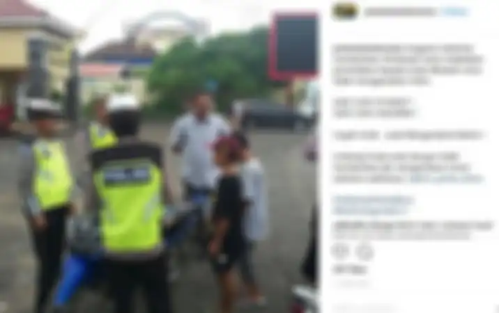 Polisi memberikan peringatan kepada dua pengendara motor dibawah umur.