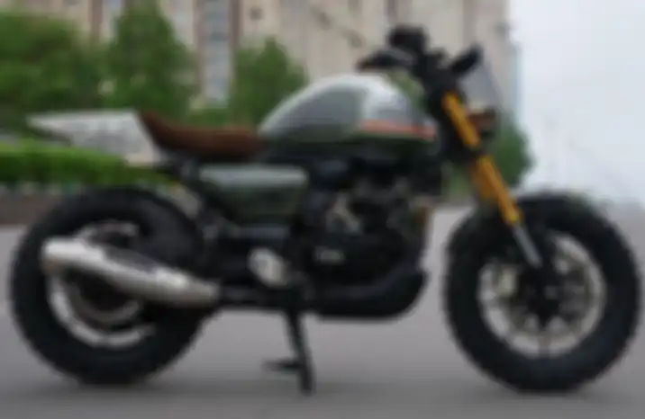 Modifikasi motor TVS Ronin Parakram pakai gaya scrambler.