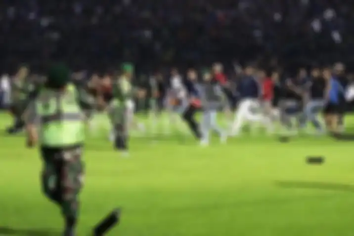 Inilah 9 foto pilu kerusuhan di Stadion Kanjuruhan Malang yang merenggut nyawa 2 polisi. Jenazah korban bergelimpangan bikin nyesek.