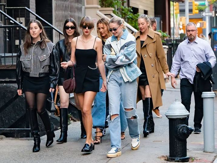 Taylor Swift hangout dengan gengnya