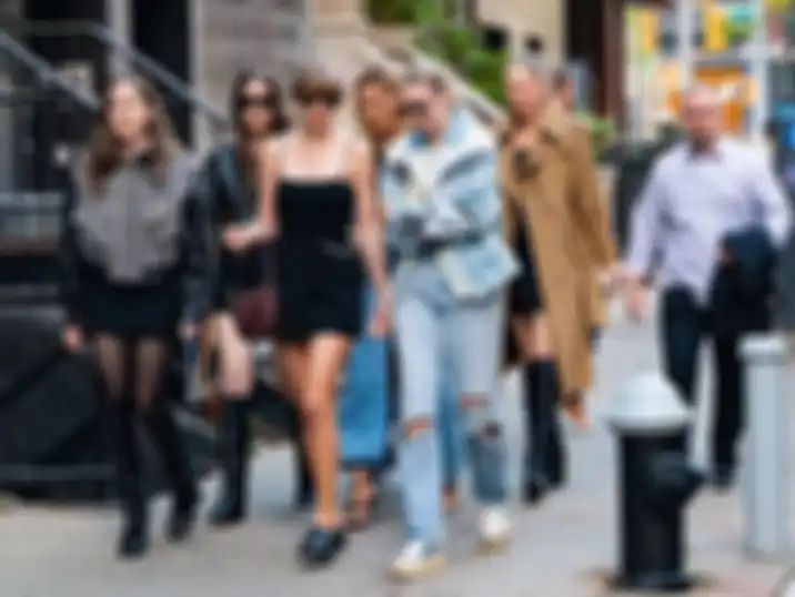Taylor Swift hangout dengan gengnya