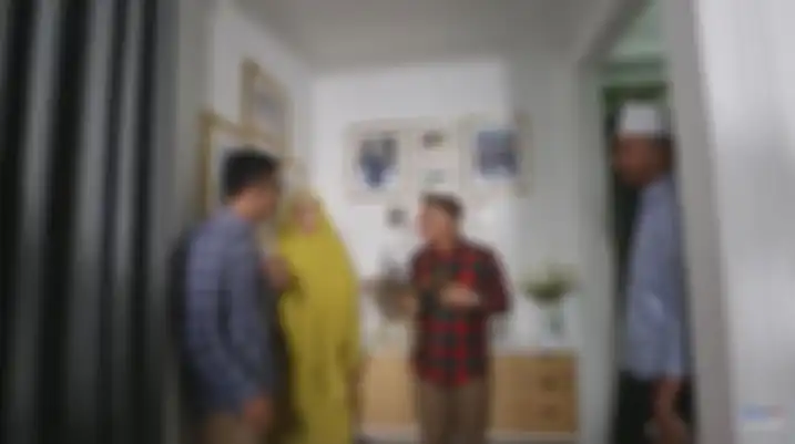 Dinding rumah Habib Usman dan Kartika yang penuh foto