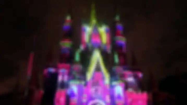 Istana di Taman Mini juga menjadi lebih fantastis lewat video mapping