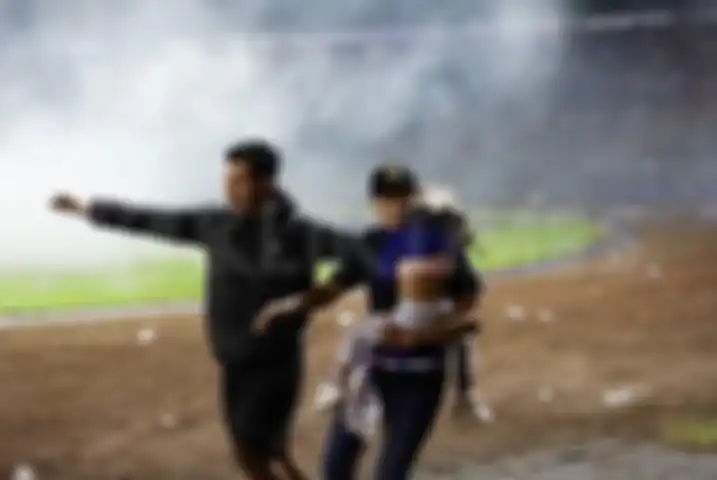 Inilah 7 fakta terkini kerusuhan di Stadion Kanjuruhan Malang yang ikut diliput media asing. Foto ratusan jenazah di lantai bikin syok.