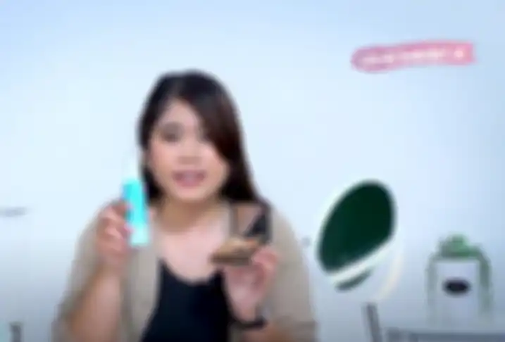 Siapkan setting spray dan tisu untuk perbaiki paroduk makeup yang hancur
