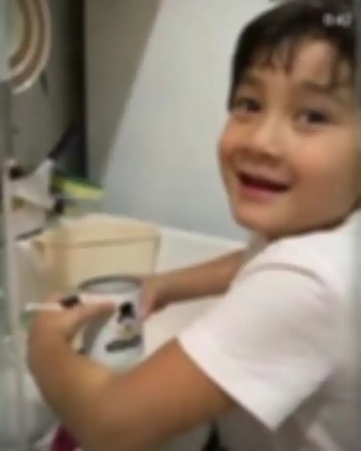Rafathar banjir pujian usai ketahuan cuci piring sendiri