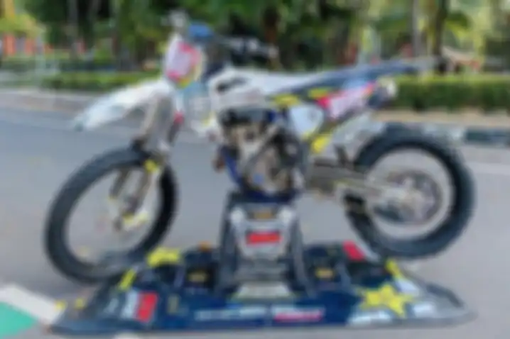 Mantan pembalap nasional, Irwan Ardiansyah menjual salah satu motor trail balapnya untuk membantu penanggulangan virus corona.