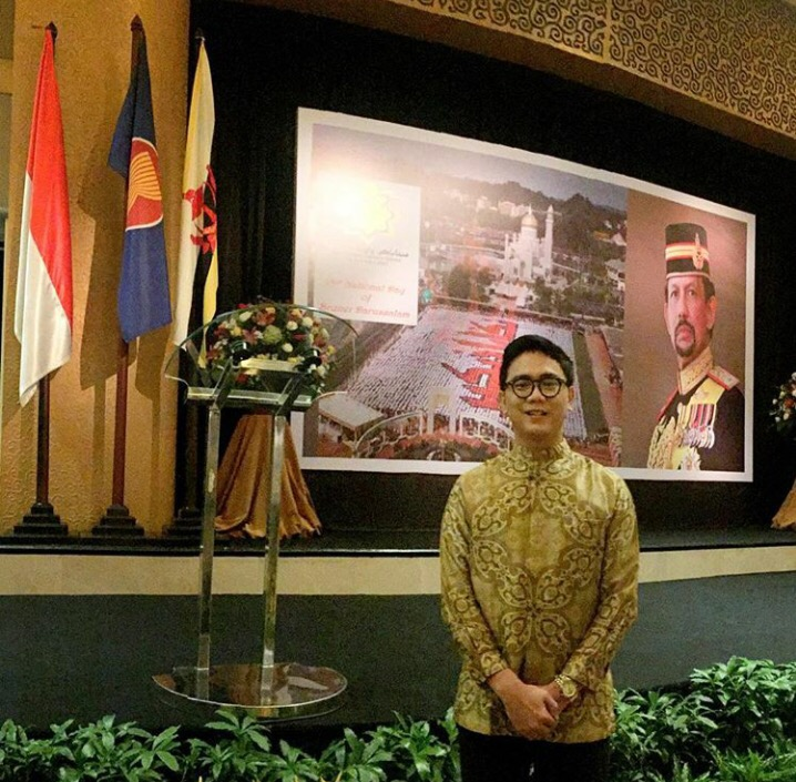 Foto profil Fiky Muliandhany disorot netizen. Sebelumnya foto manajer Nia Daniaty ini memang tak banyak beredar di media sosial.