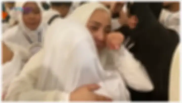 Nagita Slavina bercucuran air mata sambil dekap Lala, pengasuh Rafathar.