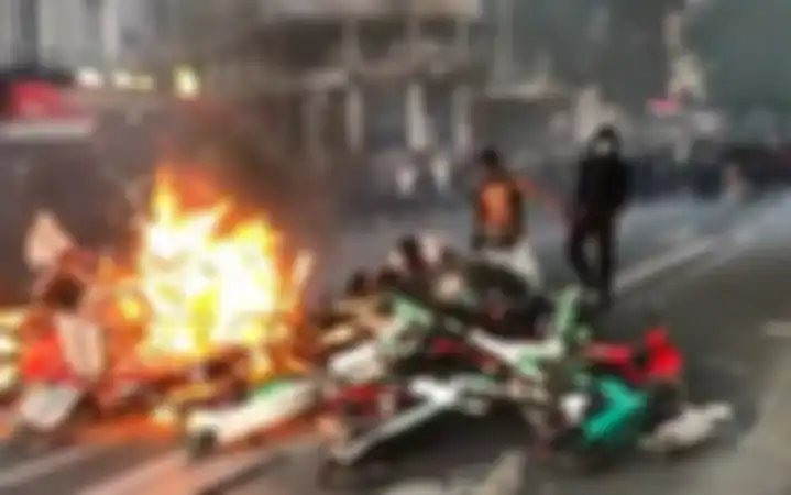 Kerusuhan pecah di Kota Prancis terkait kematian George Floyd, puluhan motor dibakar massa.