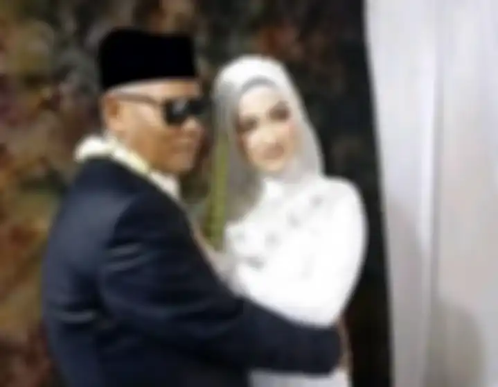 Haji Sondani yang nikahi Fia Barlanti gadis 19 tahun itu viral. Namun, istri muda kakek Sondani malah tutupi mukanya di foto pengajian. 