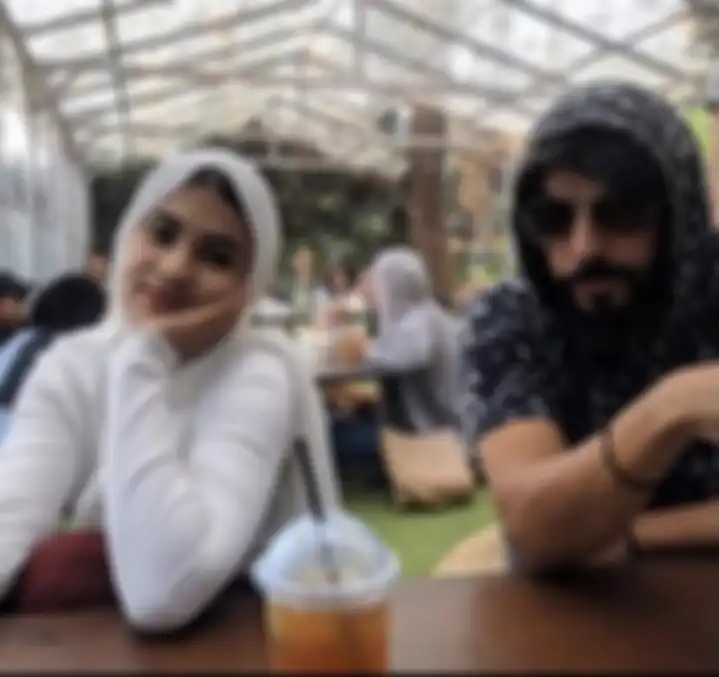 Dalam foto nikah yang beredar, Abdul Latif tampak menyerahkan uang mahar kepada keluarga Sarah. Nilainya bikin netizen syok.