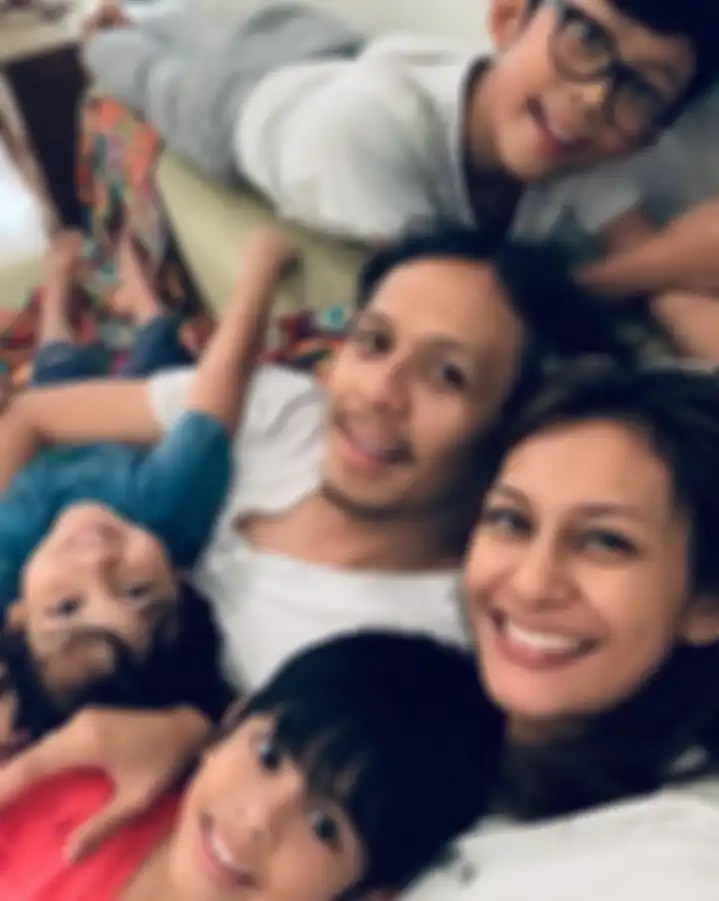 Momen kebersamaan Raihaanun bersama suami dan ketiga anaknya