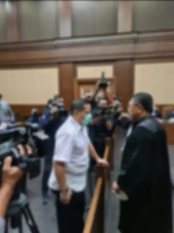 Jenderal bintang dua Napoleon Bonaparte (kiri) dikabarkan menganiaya Muhammad Kece. 