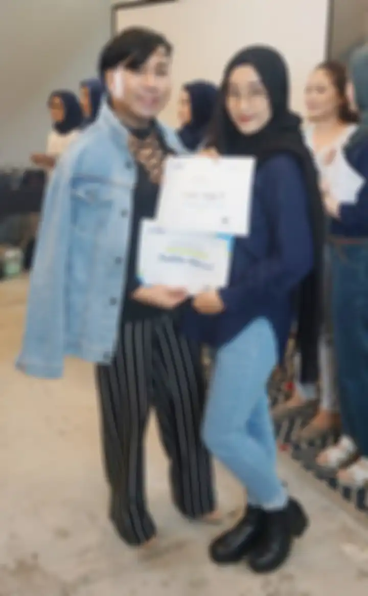 Head Fashion Beauty Female Media Grid Network Sekaligus Head Editor Stylo Indonesia saat memberi sertifikat kepada salah satu Stylobebs Batch 1 Terpilih. 