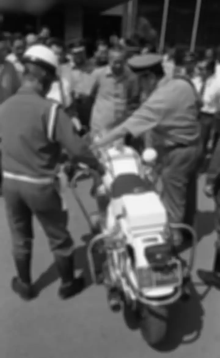 Presiden Soeharto melihat sepeda motor baru untuk Pasukan Pengawal Presiden (Paswalpres) di Bina Graha, Jakarta, Selasa (8/8/1972).