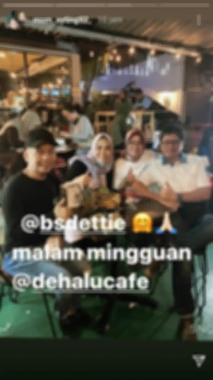 Ayu Ting Ting baru-baru ini jadi perbincangan netizen lantaran kepergok temui wedding organizer.