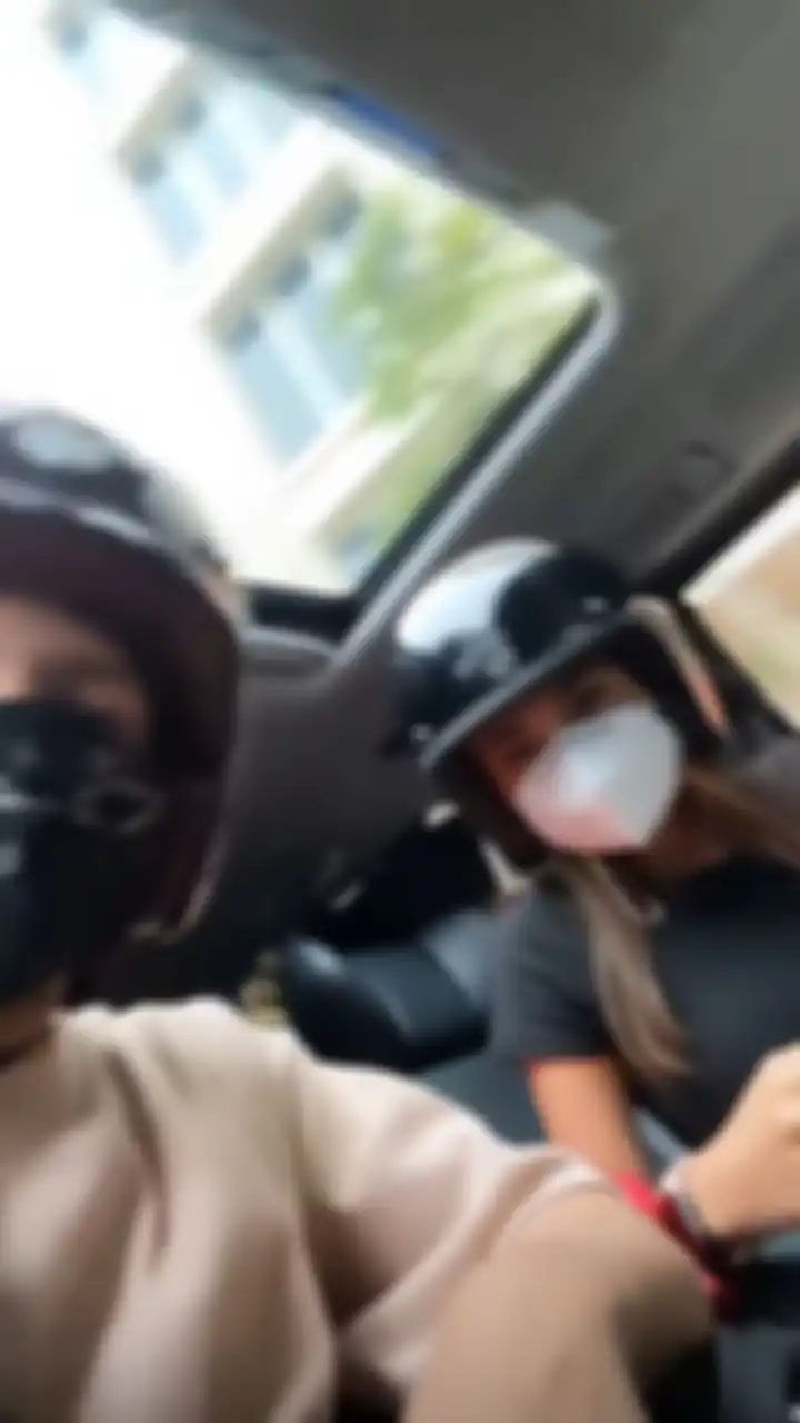 Atta dan Aurel pake helm di dalam mobil 