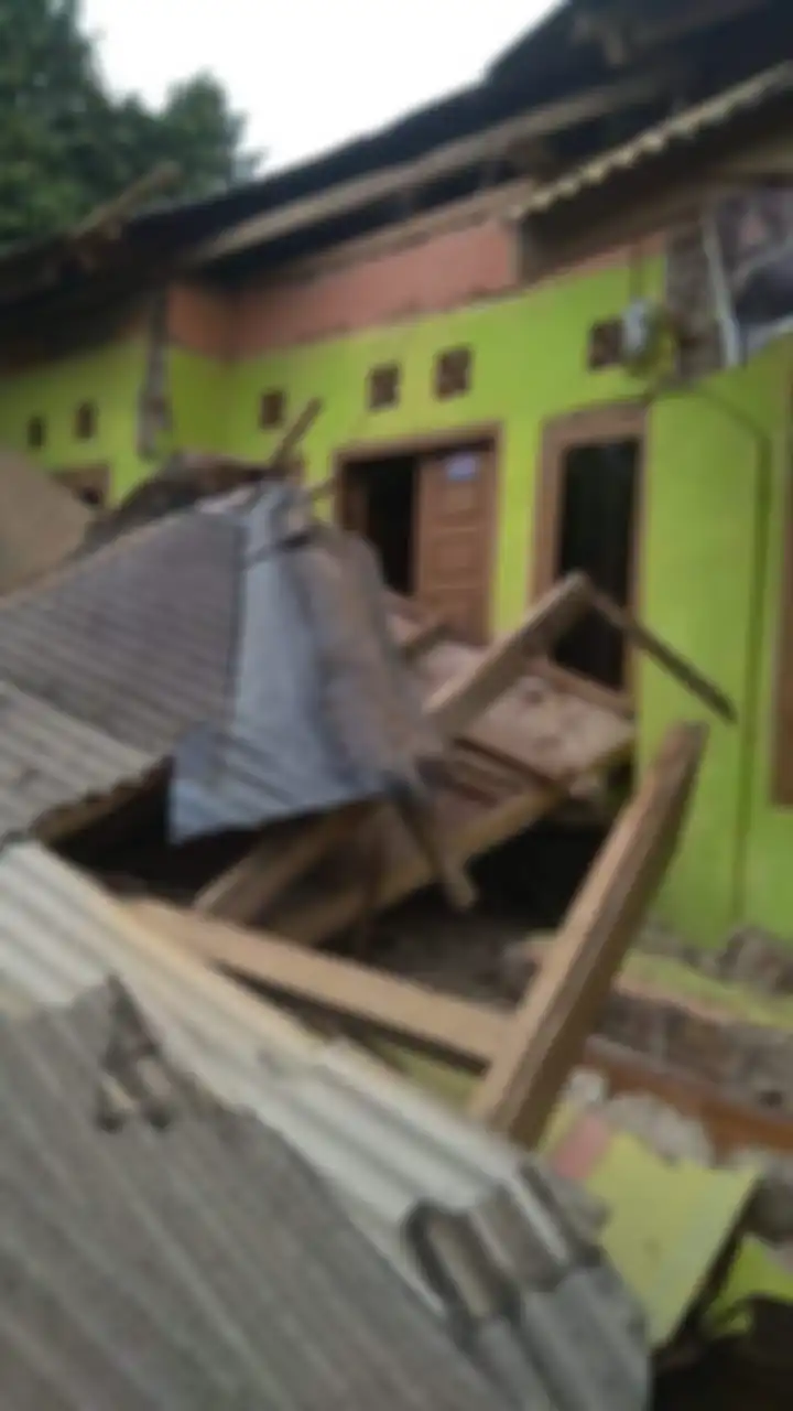 Dari sejumlah foto rumah warga Pandeglang yang rusak parah itu, penelitian megathrust selatan Jawa kembali menjadi perbincangan.