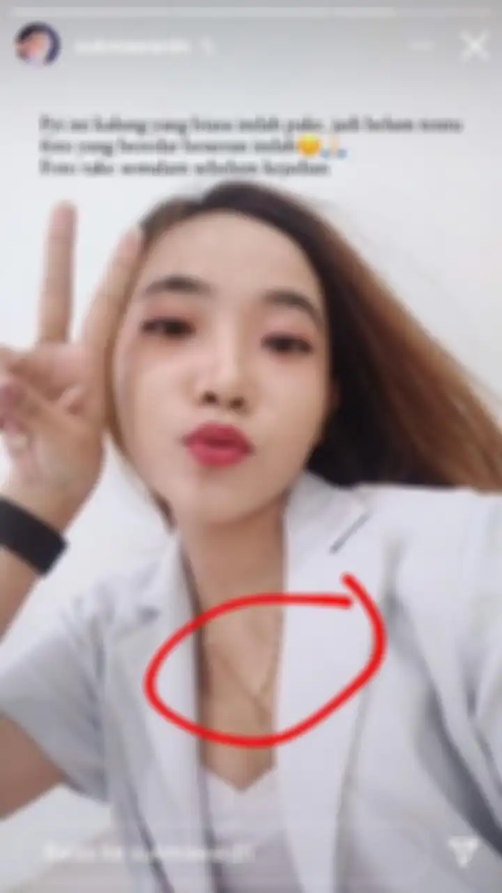 Sebelum meregang nyawa di malam nahas, DJ Indah Cleo mengenakan kalung kesayangan. Foto kalung DJ Indah Cleo beredar di media sosial.