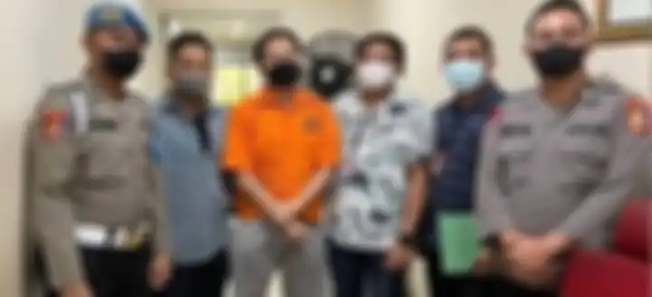 Indra Kenz tampak lesu saat memakai baju tahanan. Karyawan bisnis kulinernya nekat lakukan ini. Laporannya juga ditunda polisi. 