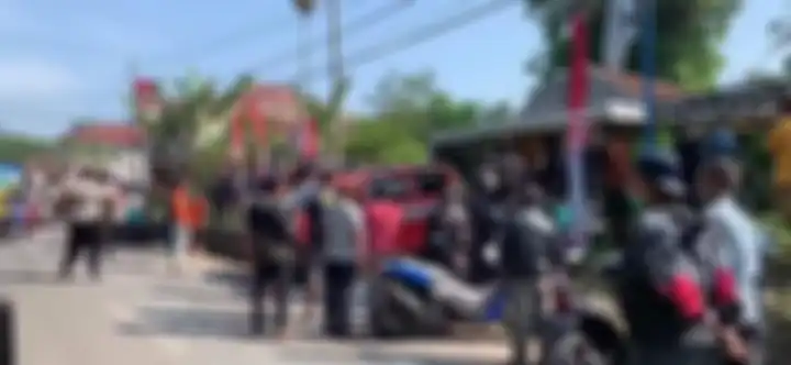 Foto motor biru yang parkir di rumah korban saat penemuan jasad pembunuhan di Subang, Jawa Barat dikulik netizen. 