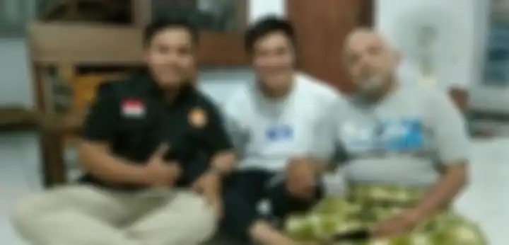 Foto tampang memelas kakek Suhud saat menerima bantuan dari Haji Sasa beredar di media sosial. Tetangga bongkar kebohongan kakek Suhud.