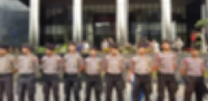 Para petugas Sabhara beserta Brimob dari kepolisian yang bertugas di KPK saat aksi demo yang berujung rusuh antara massa yang mengatasnamakan Himpunan Aktivis Milenial Indonesia serta Aliansi Mahasiswa dan Pemuda Relawan Cinta NKRI dengan para pegawai KPK bahkan dengan media massa di Gedung Merah Pu