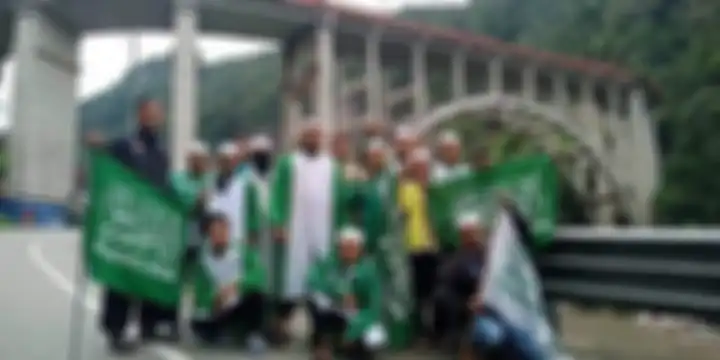 Pendiri Khilafatul Muslimin yang pamer kekuatan di jalanan itu pernah terlibat dalam kasus pengeboman Candi Borobudur. Ini foto tampangnya. 