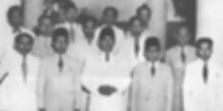 Foto tua jajaran kabinet Indonesia era Sukarno, M Natsir berdiri di baris depan, nomor dua dari kiri