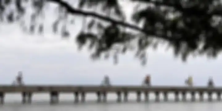 Pengunjung bersepeda menyusuri Jembatan Cinta di Pulau Tidung, Sabtu (14/3). Keindahan pantai di Pul