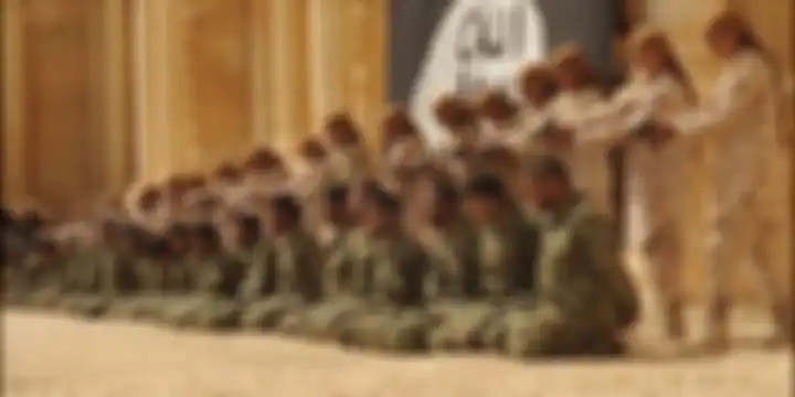 Dalam foto yang diambil dari video terbaru yang dirilis ISIS ke internet, terlihat para algojo belia