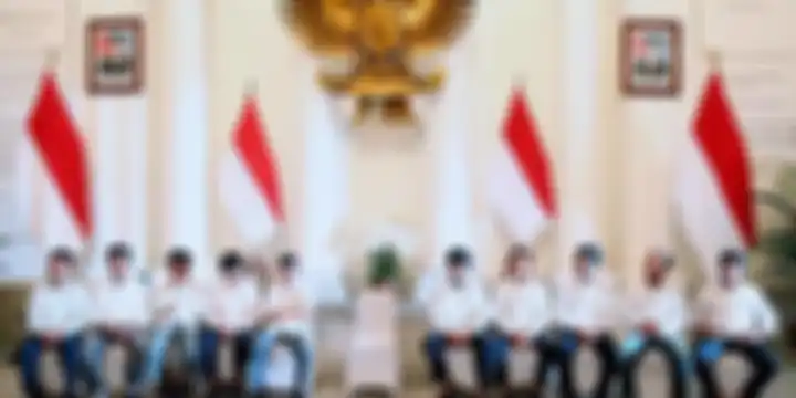 Sepuluh sandera yang dibebaskan oleh kelompok Abu Sayyaf di Filipina mendengarkan penjelasan dari Me